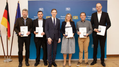 Sie haben durch ihren selbstlosen und mutigen Einsatz Menschen in der größten Not geholfen: die Lebensretter Fabian Dullinger, Daniela und Patrick Junglas, Erich Kaspar sowie Andreas Reichhart. Für ihre Rettungstaten hat sie Regierungspräsident Rainer Haselbeck öffentlich gewürdigt und ihnen die Medaille der Patrona Bavariae verliehen. Zur Feierstunde nach Landshut kamen auch die Bürgermeister der Gemeinden der Geehrten, um ihnen ihre Anerkennung zu zollen.