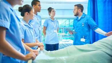 Bayerns Gesundheits- und Pflegeministerin Judith Gerlach dringt auf eine rasche Reform der Ausbildung zum Pflegefachhelfer und zur Pflegefachhelferin.