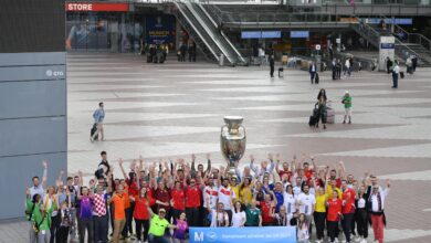 Fußball-Europameister steht fest: Beschäftigte am Münchner Flughafen kickern und begrüßen Fans aus ganz Europa