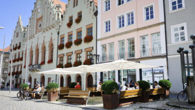Neue Bänke für das Karree am Rathaus